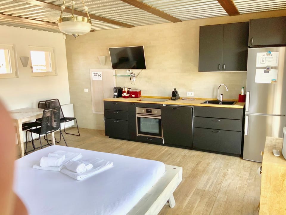 Kitchen or kitchenette, Dining area, Communal kitchen