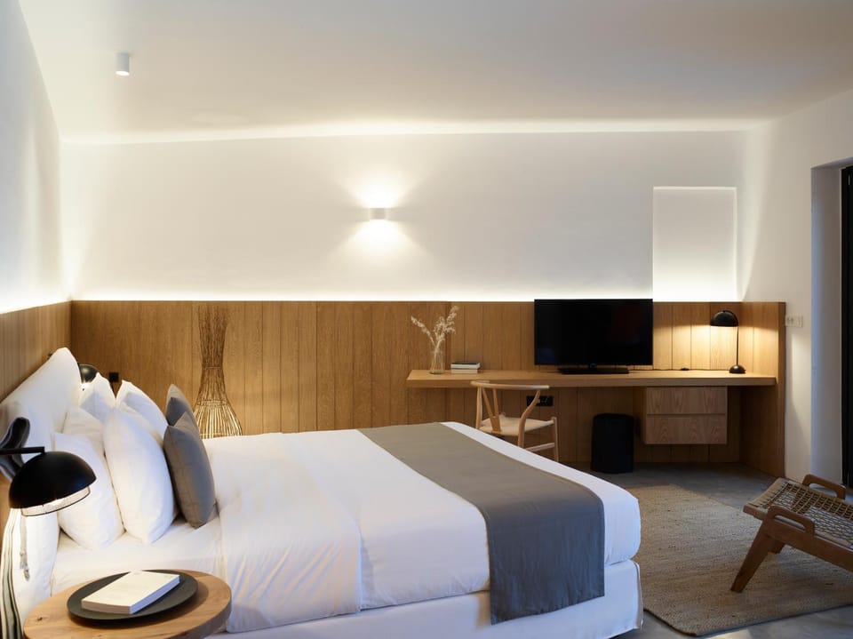 Communal lounge/ TV room, Bed, TV and multimedia, Bedroom