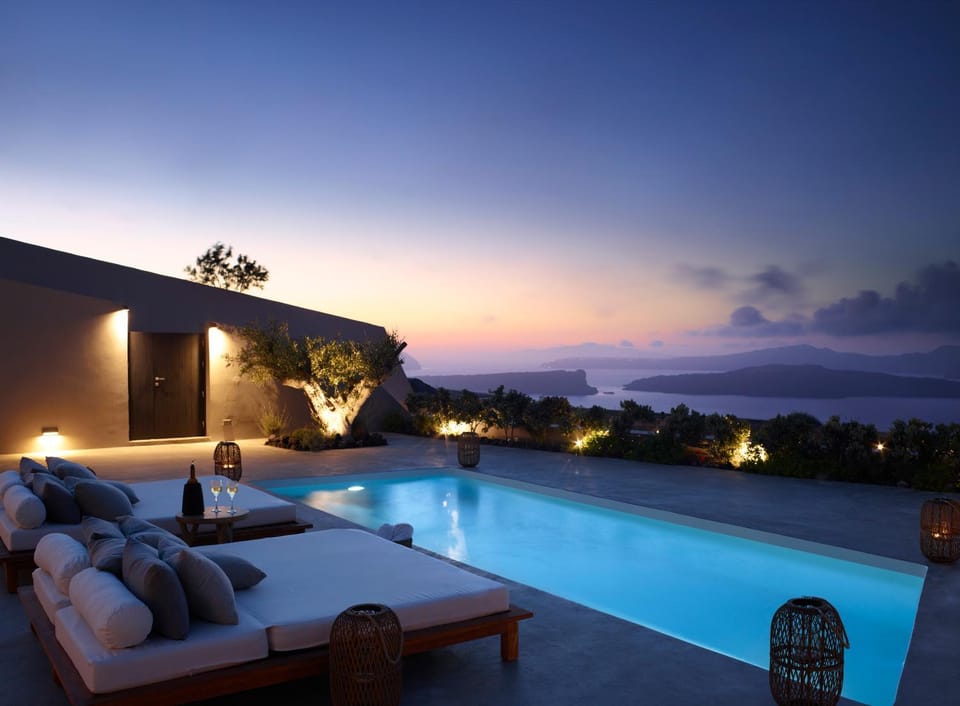 Balcony/Terrace, Seating area, Dining area, City view, Garden view, Mountain view, Pool view, Swimming pool, Sunrise, Sunset