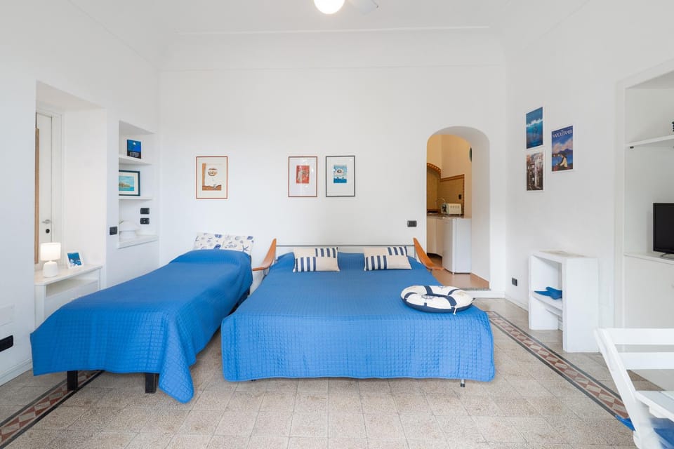 Bed, TV and multimedia, Photo of the whole room, Bedroom, towels