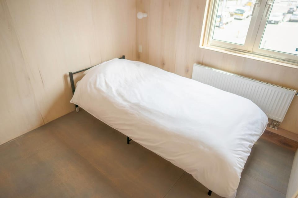 Bed, Day, Photo of the whole room, Decorative detail, internet
