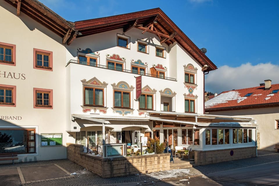 Property building, Restaurant/places to eat, Neighbourhood