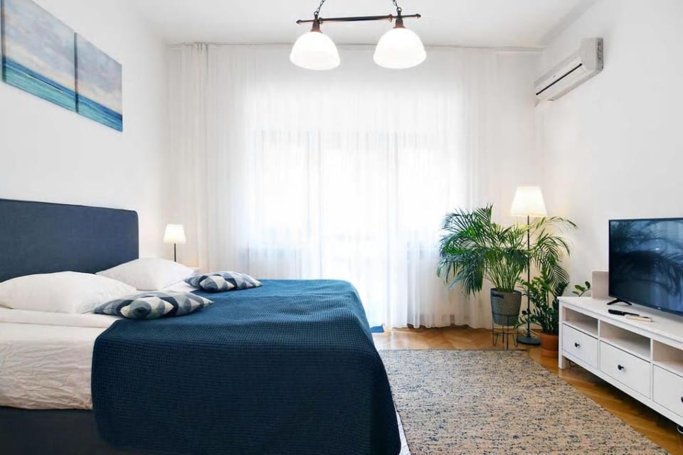 Downtown Studio - Cismigiu Park Apartment in Bucharest