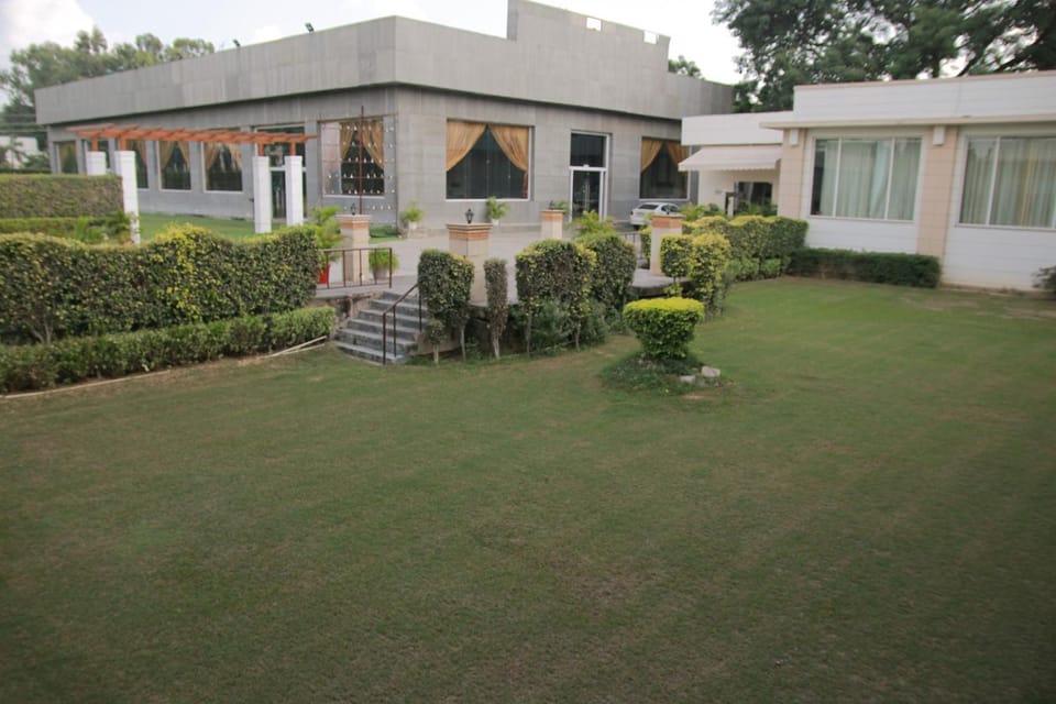 Property building, Day, Garden, Garden view