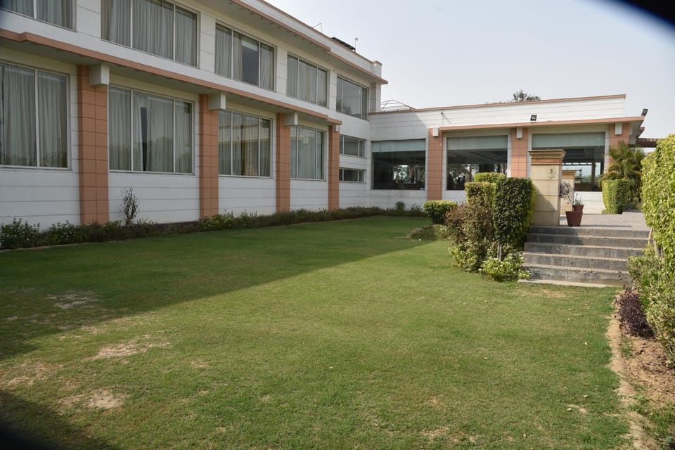 Property building, Day, Garden, Garden view