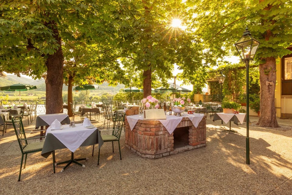 Restaurant/places to eat, Restaurant/places to eat, Balcony/Terrace, Banquet/Function facilities