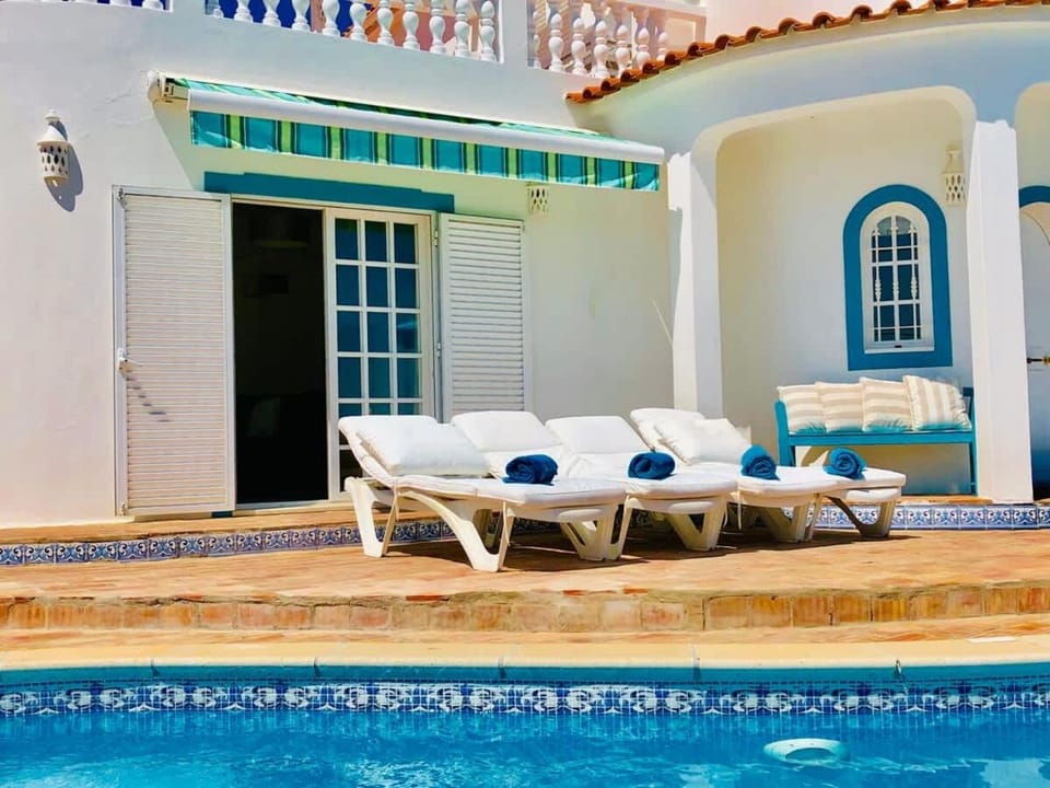 Patio, Swimming pool, sunbed