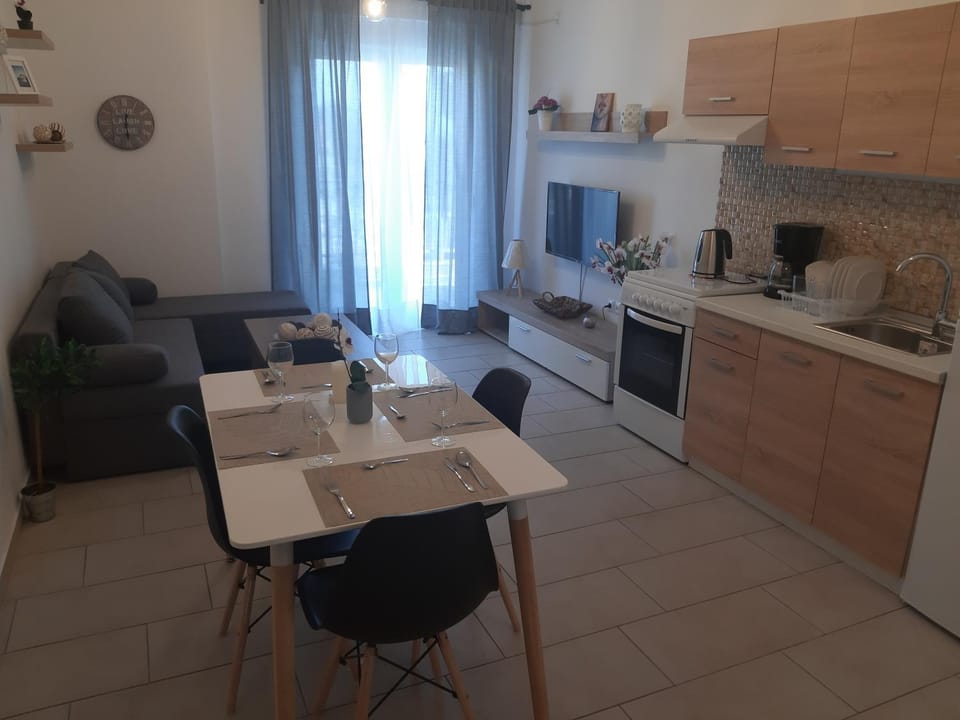 TV and multimedia, Coffee/tea facilities, Living room, Seating area, Dining area
