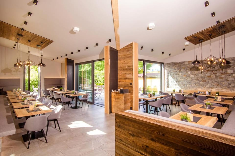 Restaurant/places to eat, Restaurant/places to eat