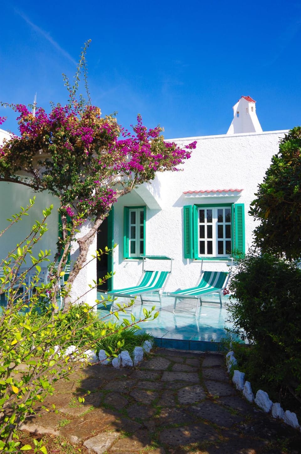 Property building, Patio, Facade/entrance, Garden, Balcony/Terrace, Other, Decorative detail, On site