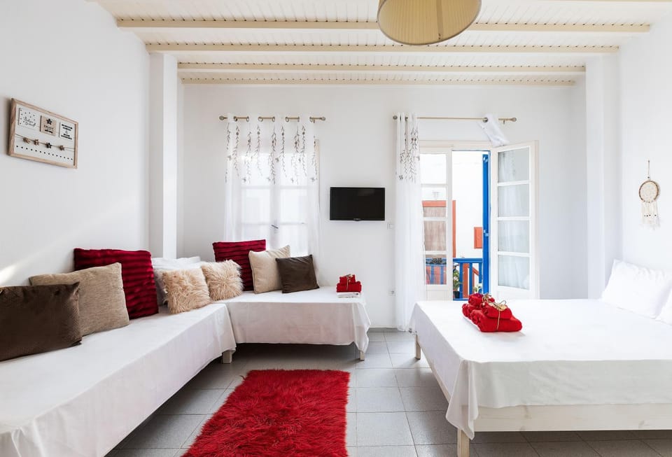 Bed, TV and multimedia, Living room, Photo of the whole room, Seating area, Bedroom