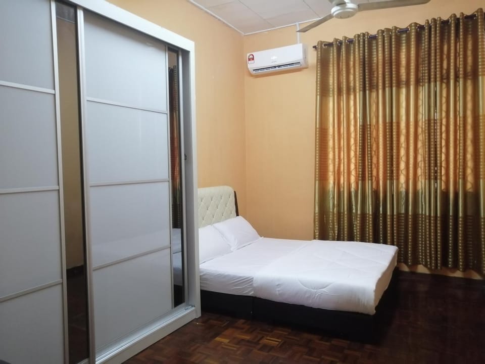 KLUANG BARAT HOMESTAY House in Johor