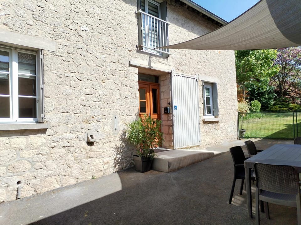 Property building, Facade/entrance, Garden, Garden view, Area and facilities, acessibility