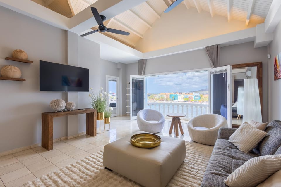 Communal lounge/ TV room, TV and multimedia, Living room, Seating area, Evening entertainment
