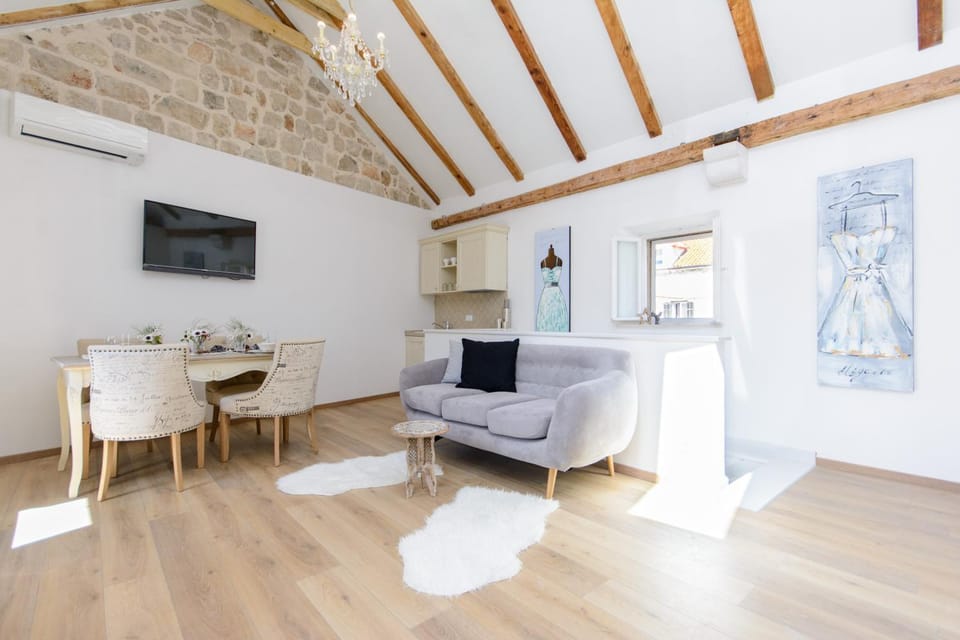 Kitchen or kitchenette, Seating area