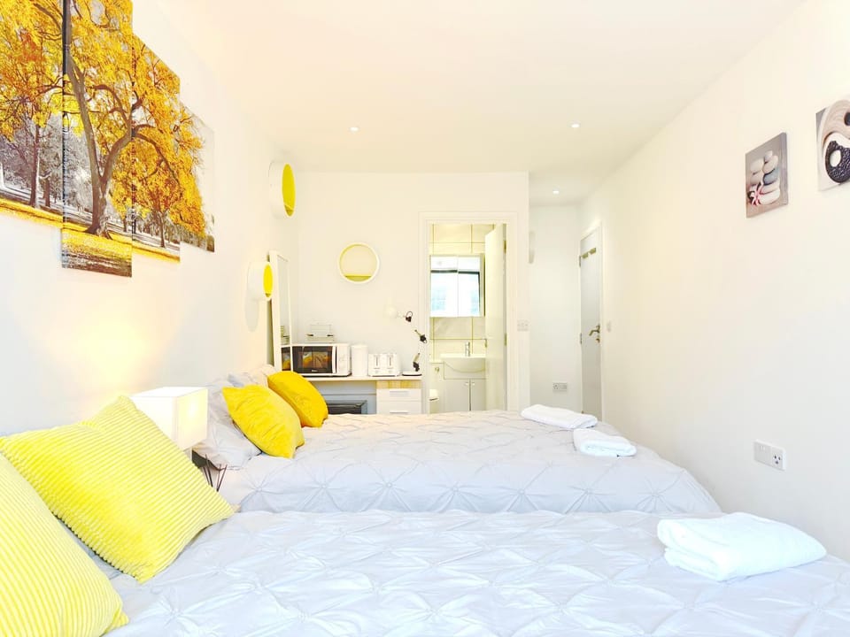 Bed, Photo of the whole room, Decorative detail, Bedroom, heating