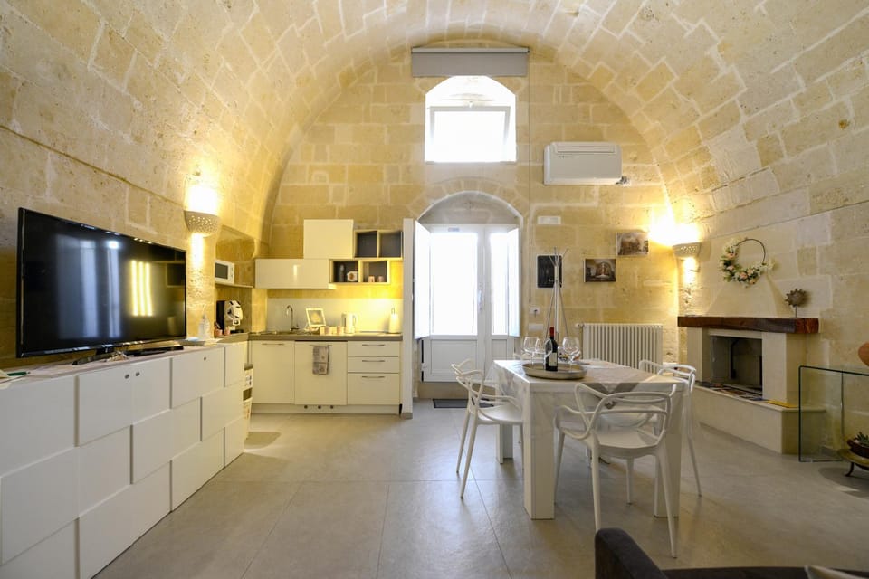 TV and multimedia, Kitchen or kitchenette, Living room, Seating area, Dining area