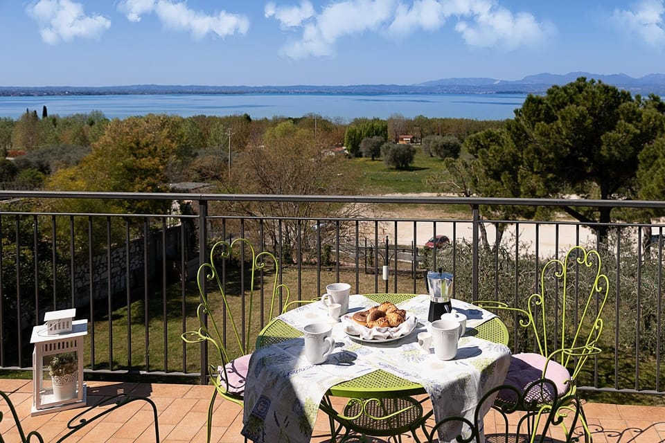 Balcony/Terrace, Lake view, Landmark view, Breakfast
