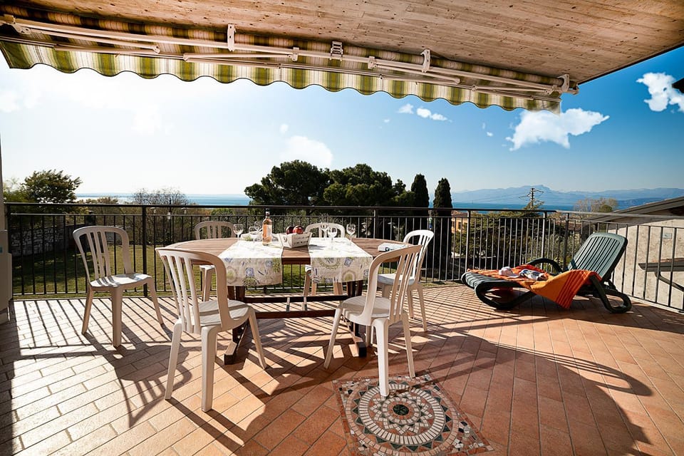 Balcony/Terrace, Dining area, Lake view, Mountain view