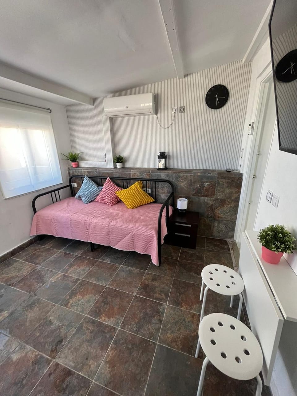 Bed, TV and multimedia, Kitchen or kitchenette, Living room, Photo of the whole room, Bedroom, towels, air conditioner
