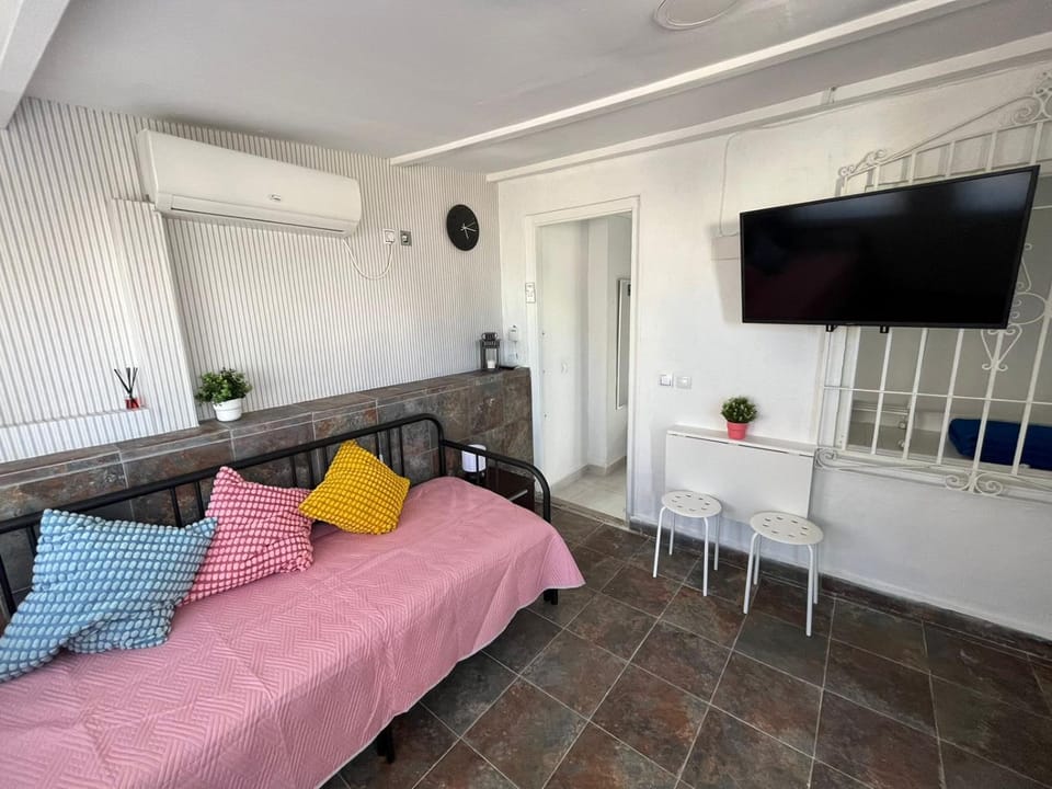 Communal lounge/ TV room, Communal lounge/ TV room, Bed, TV and multimedia, Living room, Photo of the whole room, Seating area, Dining area, Bedroom, air conditioner