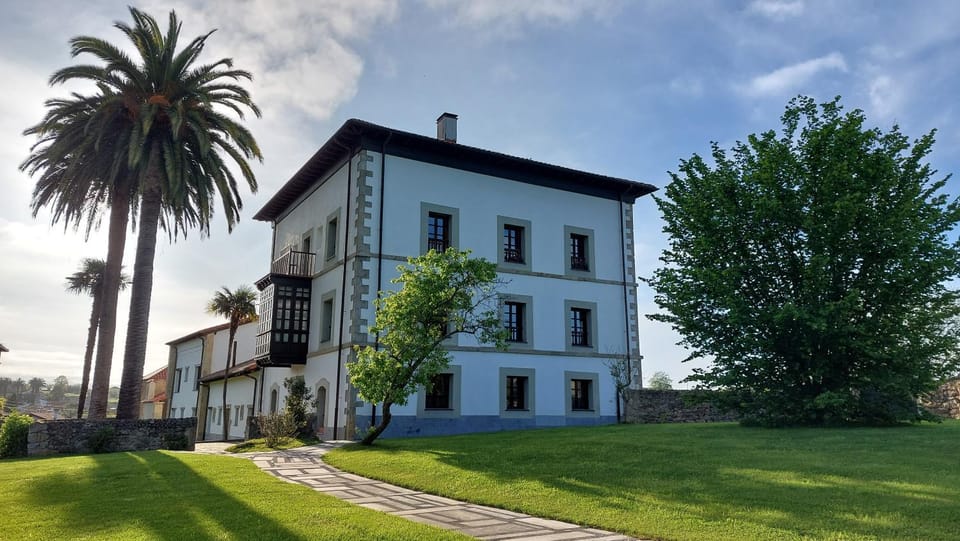 Apartamento en Preciosa Casa de Indiano en Noriega, Asturias Apartment in Cantabria