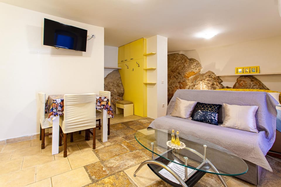 TV and multimedia, Living room, Seating area, Dining area