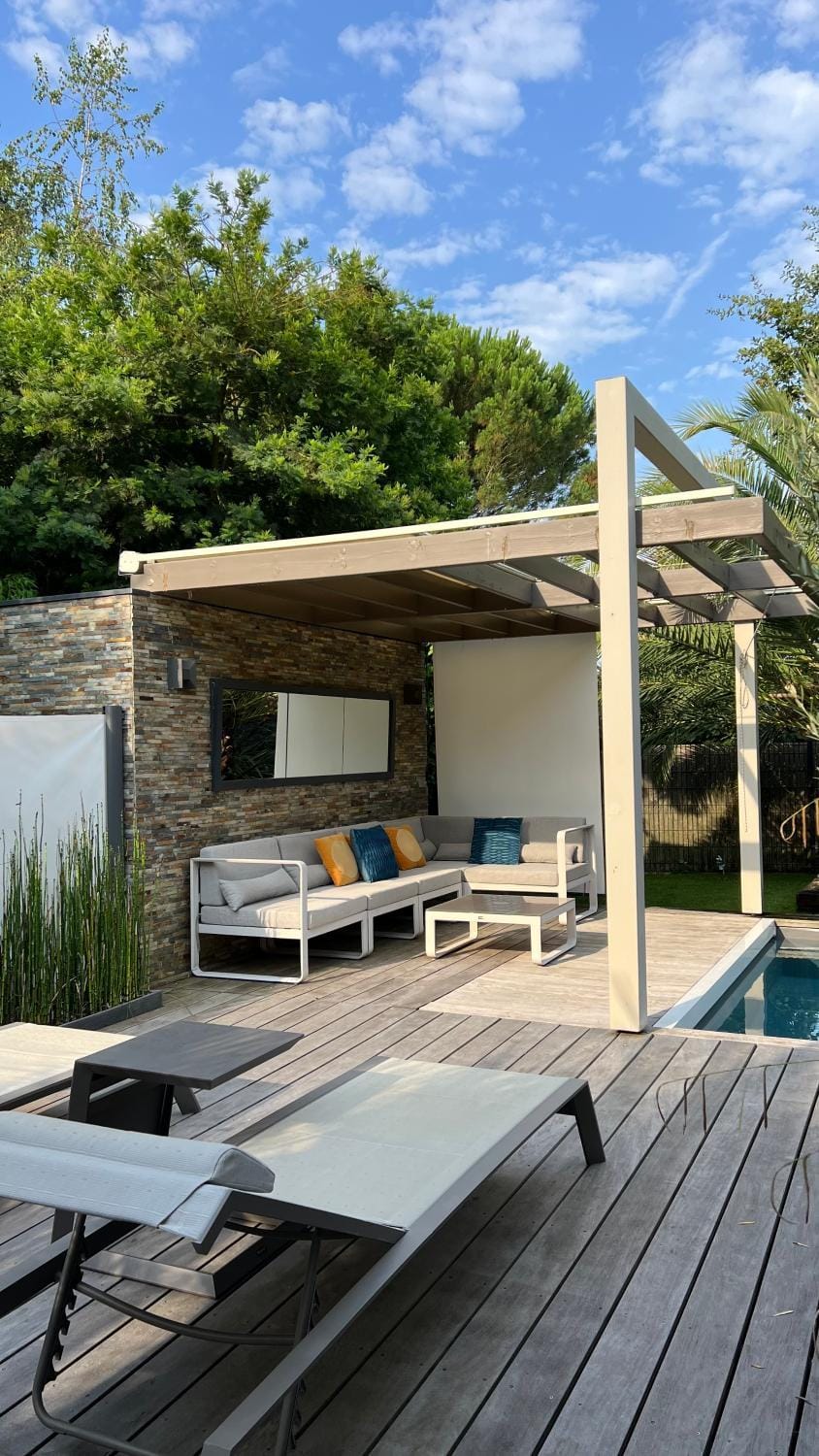 Property building, Patio, Balcony/Terrace, Pool view, sunbed