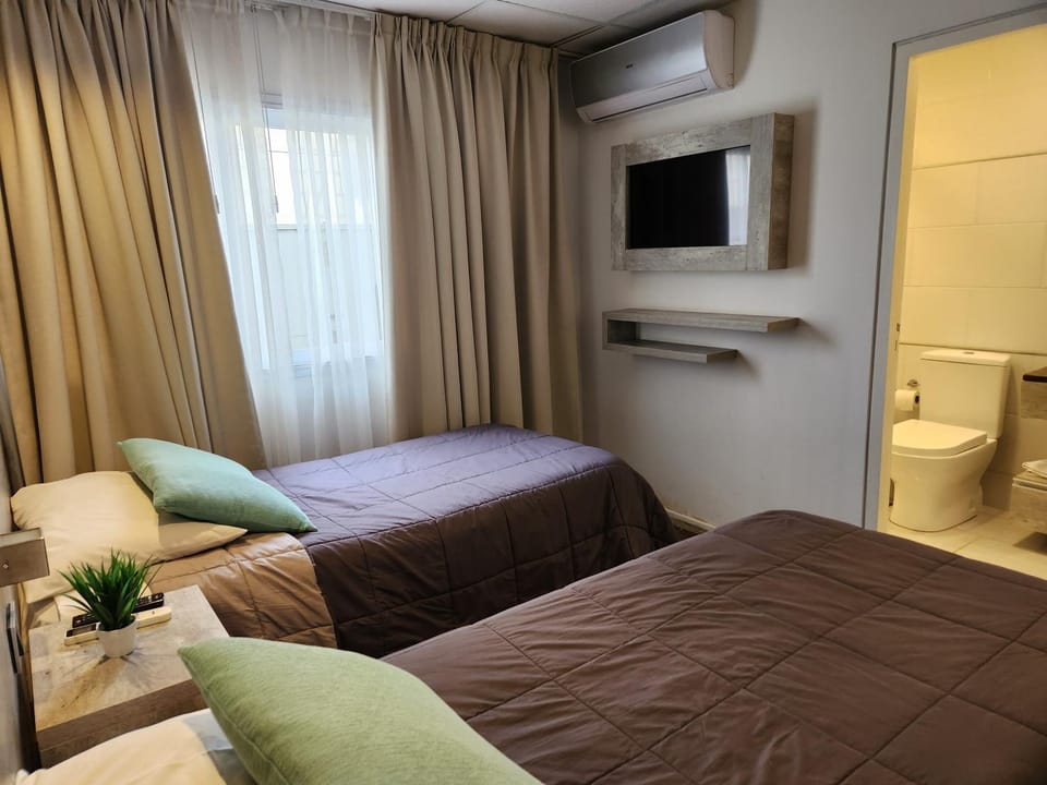 Bed, Bathroom, TV and multimedia, Bedroom, air conditioner