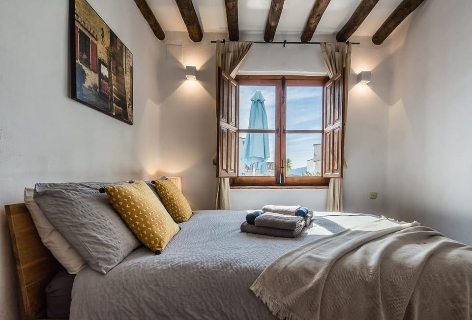 Bed, Photo of the whole room, Bedroom, towels, air conditioner