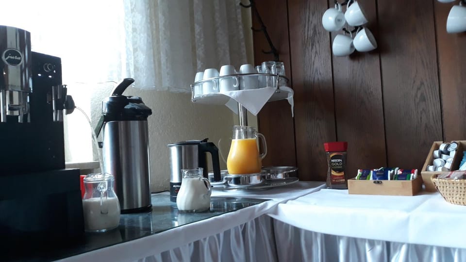 Coffee/tea facilities, Breakfast