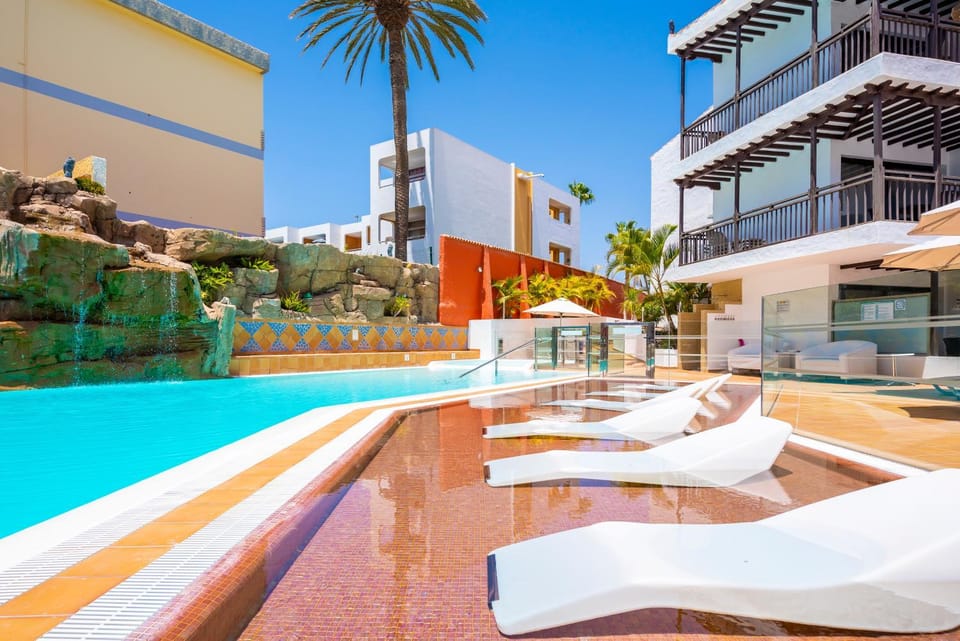 Balcony/Terrace, Pool view, Swimming pool, sunbed