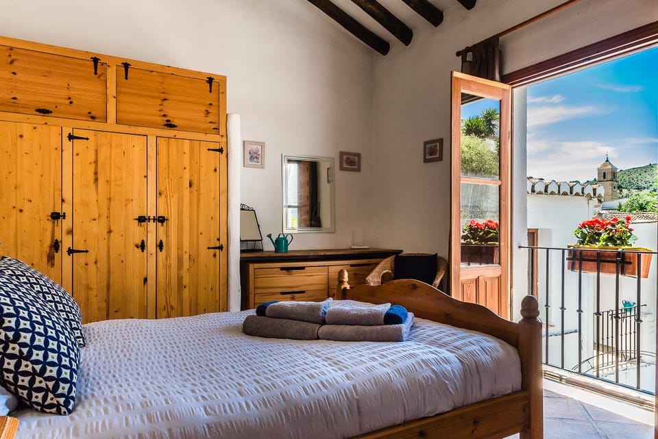 Bed, View (from property/room), Photo of the whole room, Bedroom, City view, Landmark view, Mountain view, Street view, Quiet street view