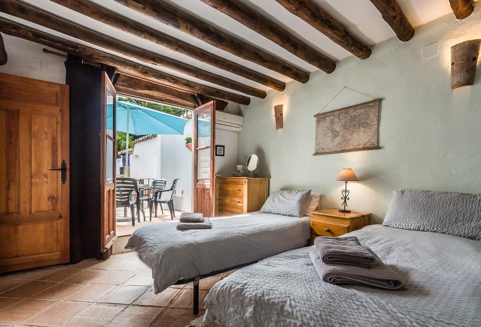 Bed, View (from property/room), Dining area, Bedroom, Pool view, Inner courtyard view