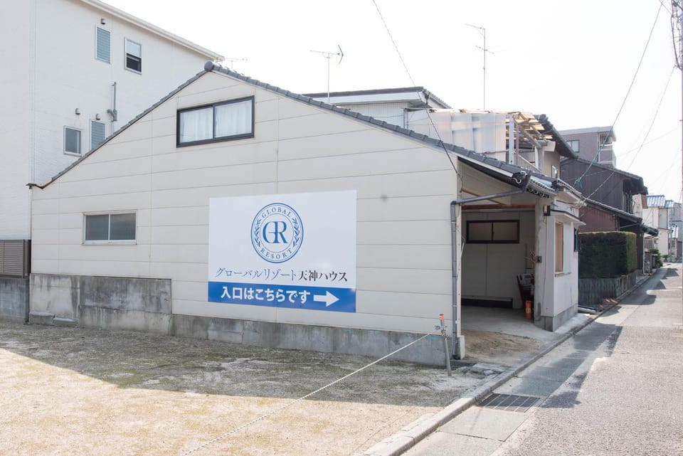 Facade/entrance, Neighbourhood