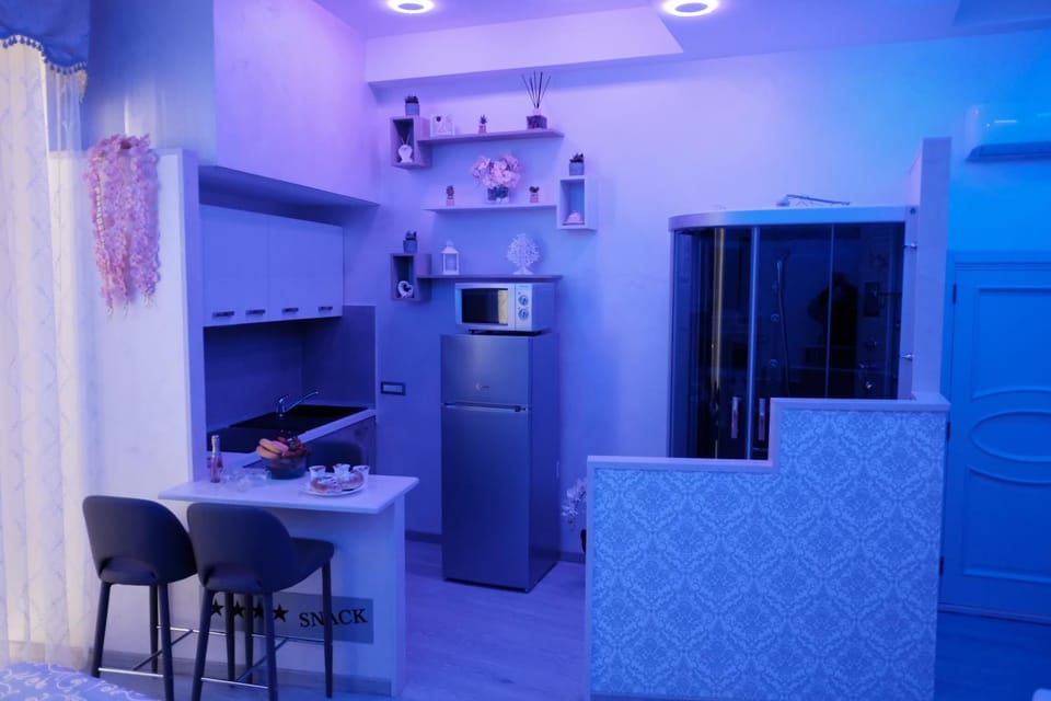 Kitchen or kitchenette, Dining area, minibar, oven, pet friendly, stove