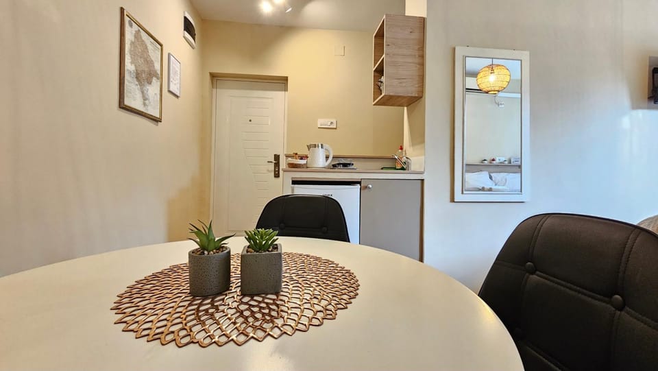 Facade/entrance, minibar