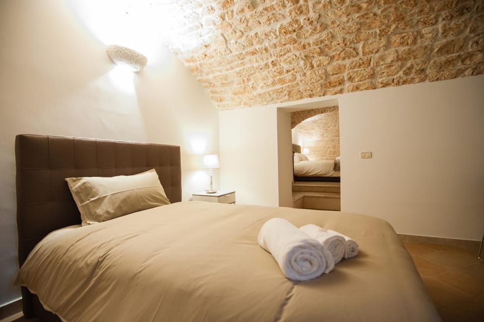 Bed, Photo of the whole room, Decorative detail, Bedroom, towels