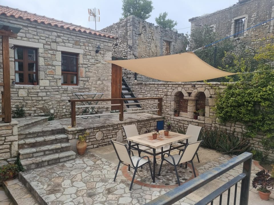 Property building, Patio, Garden, Balcony/Terrace, Seating area, Dining area