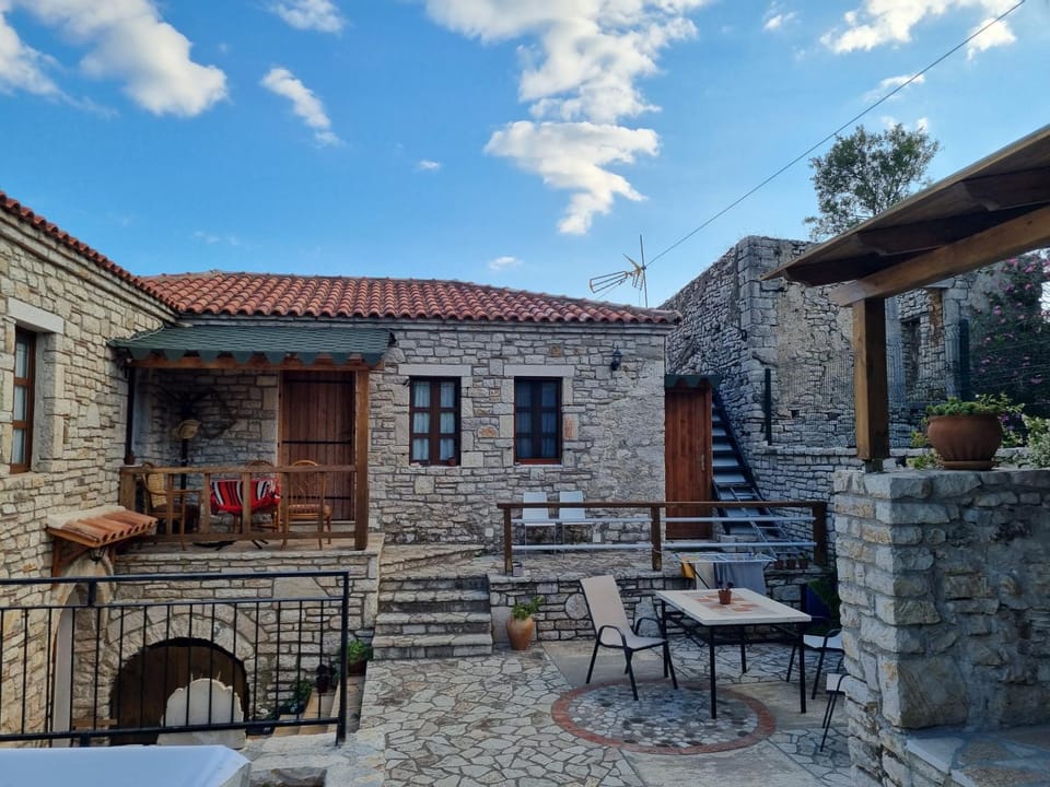 Property building, Patio, Day, Balcony/Terrace, Dining area, Area and facilities, Swimming pool