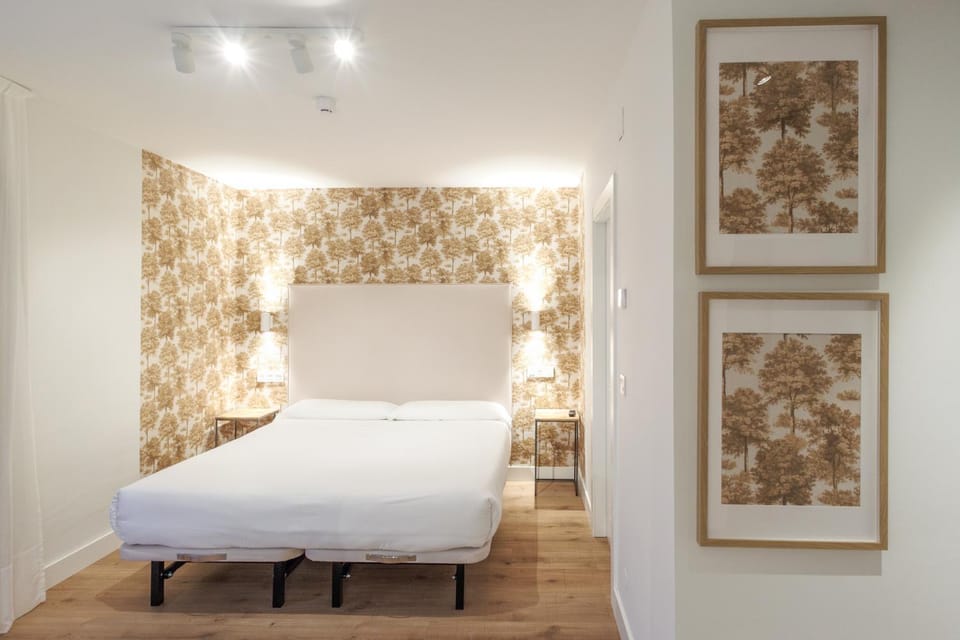 Bed, TV and multimedia, Photo of the whole room, Bedroom, Mountain view, hair dryier, heating, minibar, safe, air conditioner