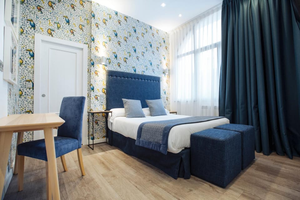 Photo of the whole room, Bedroom, Street view, Quiet street view