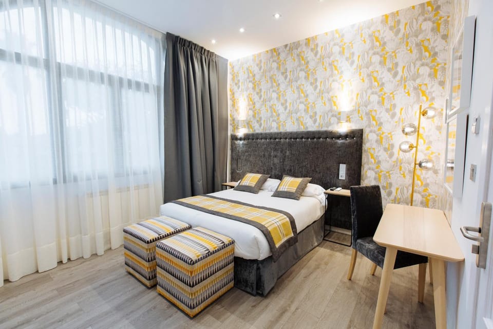 Photo of the whole room, Bedroom, Street view, Quiet street view