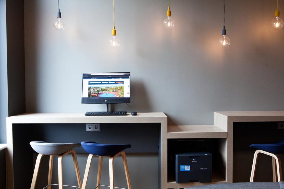 TV and multimedia, Seating area, Location, furniture