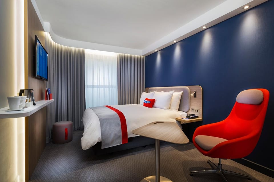 Bed, TV and multimedia, View (from property/room), Photo of the whole room, Seating area, Bedroom, Family, furniture