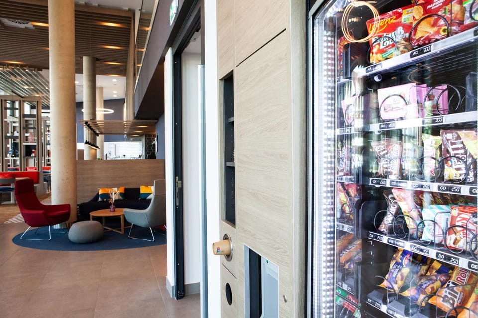 Restaurant/places to eat, Food and drinks, Seating area, Food, vending machine