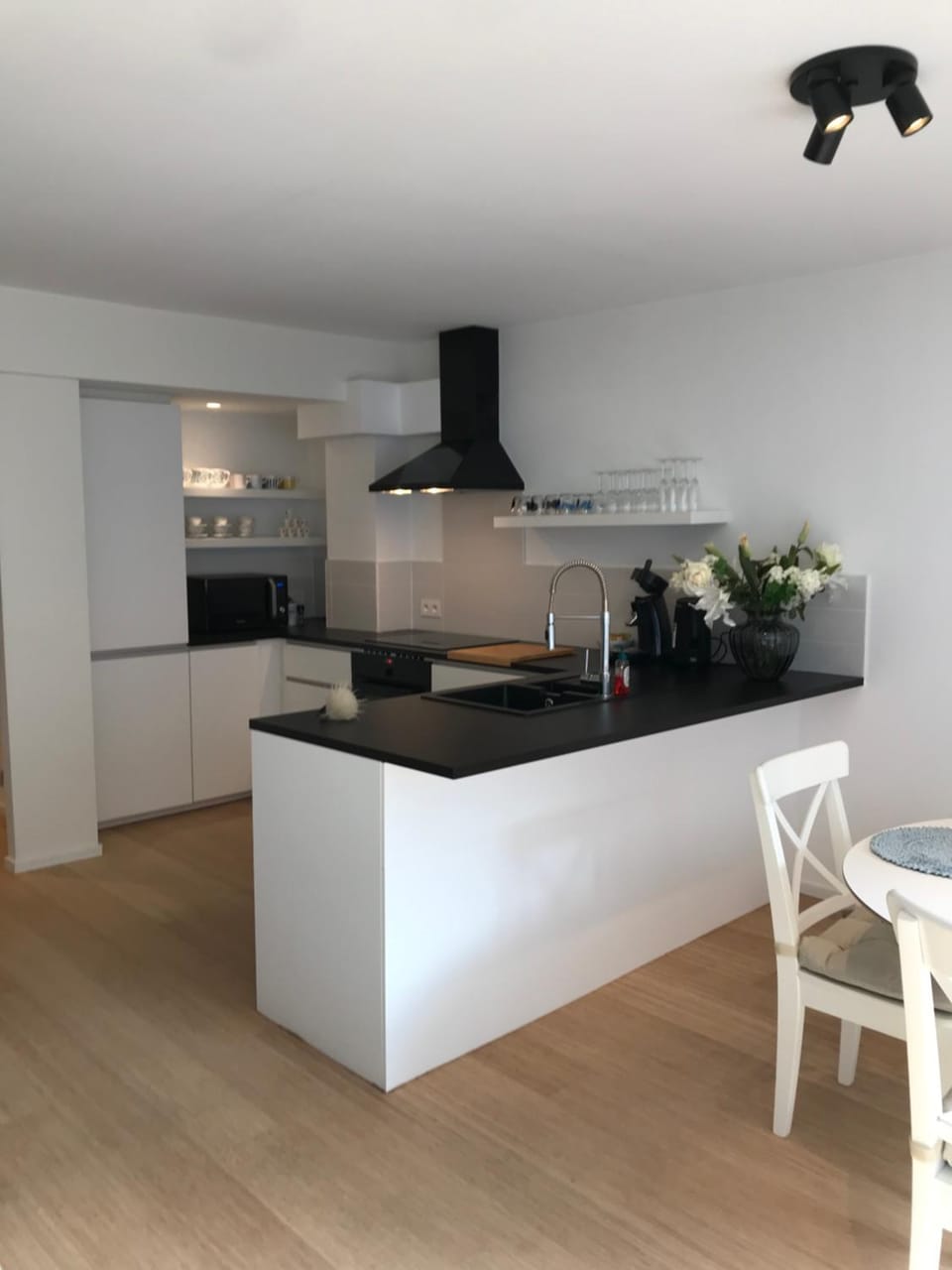 Kitchen or kitchenette, Dining area