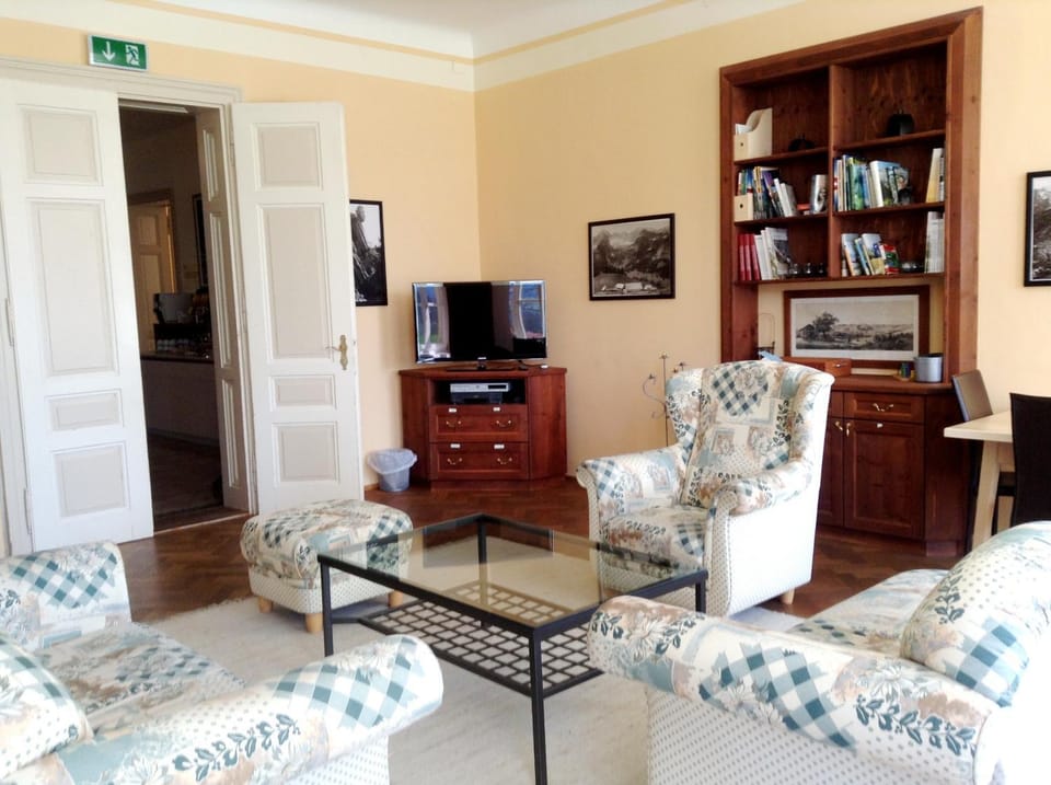 Communal lounge/ TV room