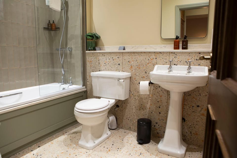 Shower, Toilet, Bathroom, Bath