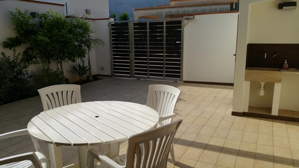 Patio, Dining area
